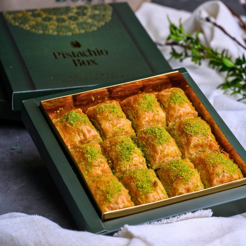 Zbliżenie na warstwy ciasta filo i pistacje w baklawie pistacjowej – ręcznie robiony deser