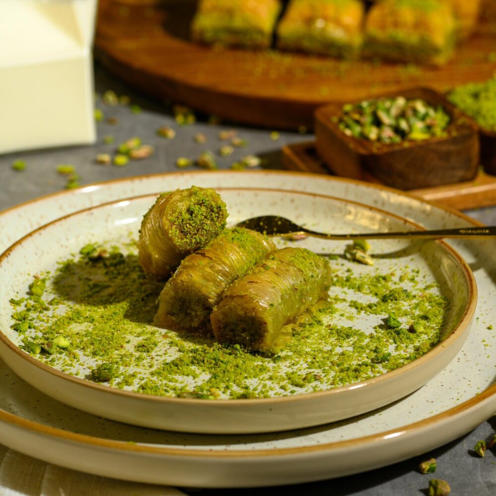 Burma Pistacjowa na talerzyku – chrupiący deser z pistacjami z Gaziantep