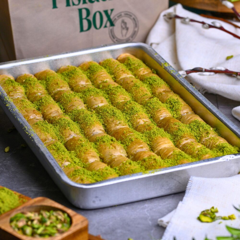 Burma Pistacjowa na tacy – luksusowy turecki deser spiralny z ciasta filo i pistacjami z Gaziantep