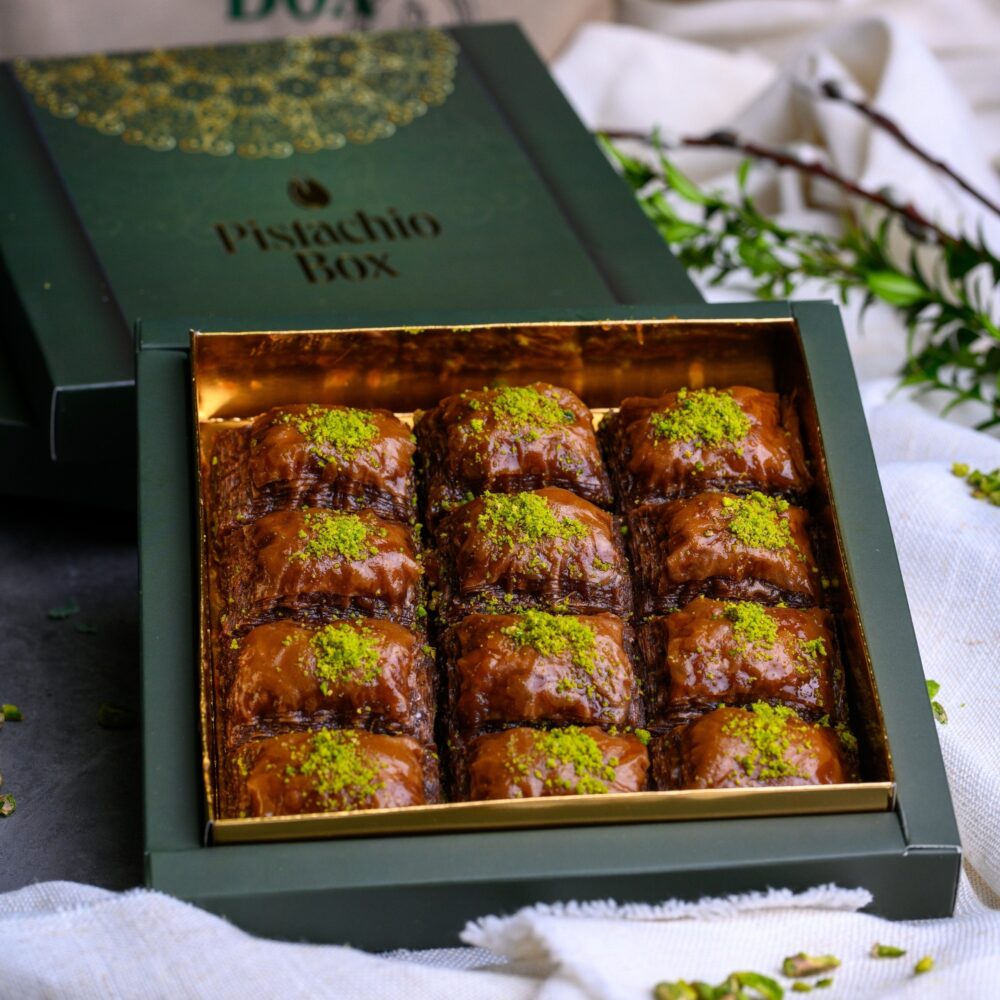 Czekoladowa Baklawa Pistacjowa w eleganckim pudełku – luksusowy prezent