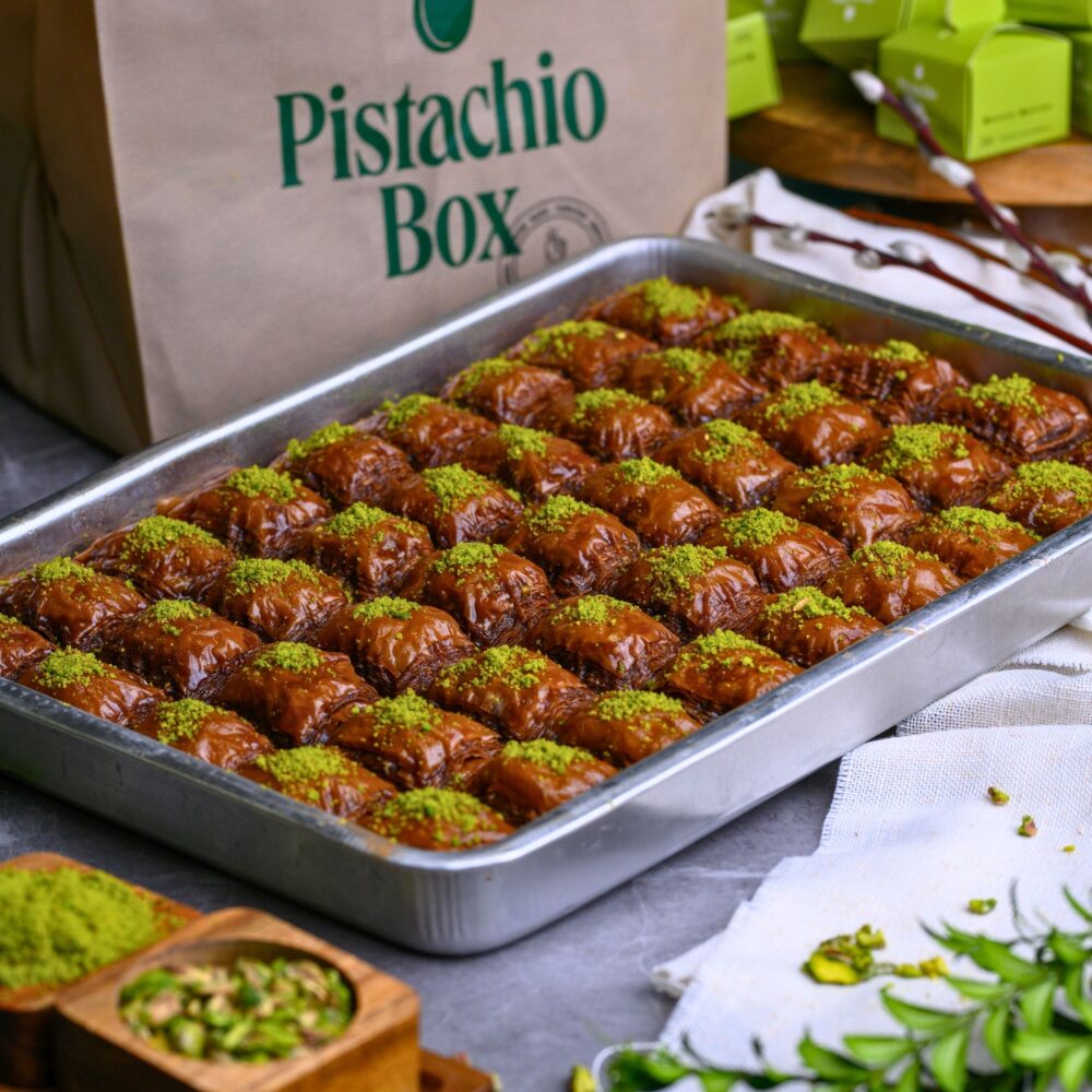 Czekoladowa Baklawa Pistacjowa na tacy – luksusowy deser turecki z ciasta filo, pistacjami z Gaziantep i czekoladą