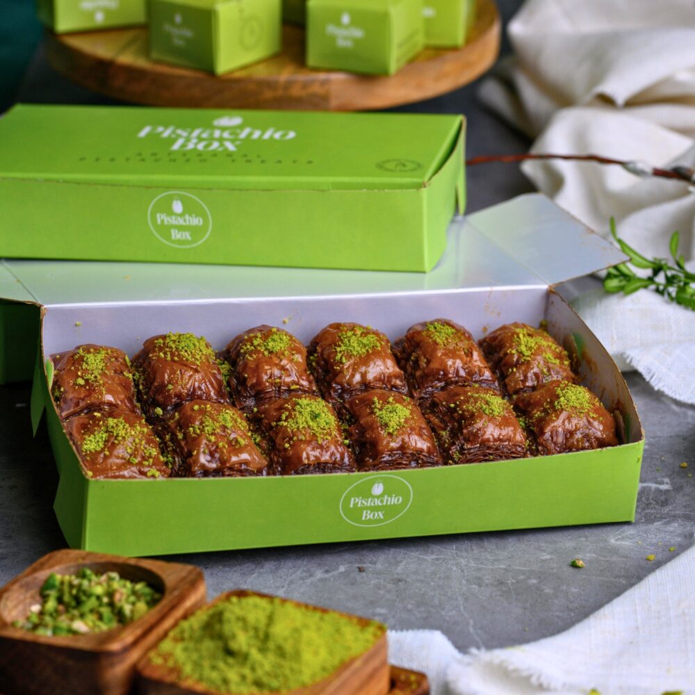 Czekoladowa Baklawa Pistacjowa w kompozycji – turecki deser z pistacjami i czekoladą