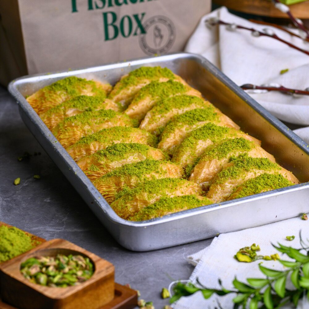 Sobiyet Pistacjowy na tacy – turecki deser z kremowym nadzieniem pistacjowym i ciastem filo
