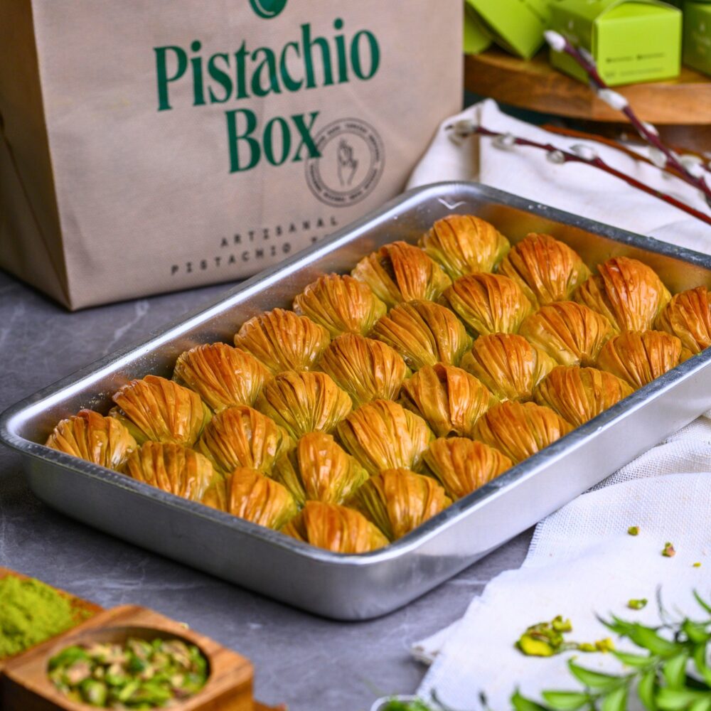 Midye Baklawa Pistacjowa na tacy – turecki deser w kształcie muszli z ciasta filo i pistacjami z Gaziantep