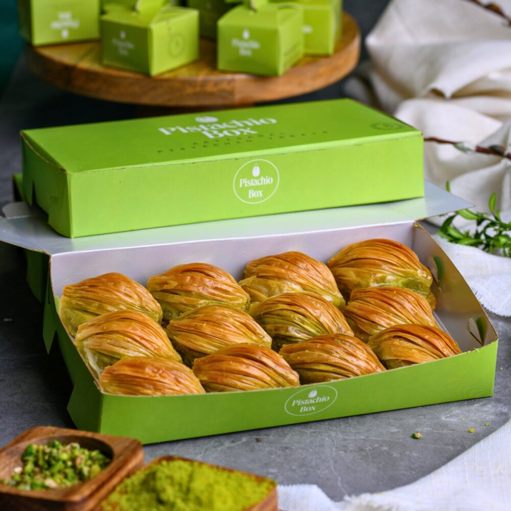 Midye Baklawa Pistacjowa w kompozycji z herbatą – turecki deser